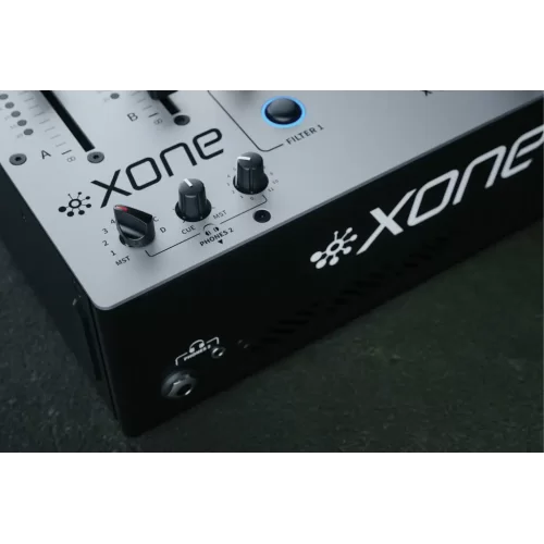 Allen & Heath Xone:96 8-канальный DJ-микшер
