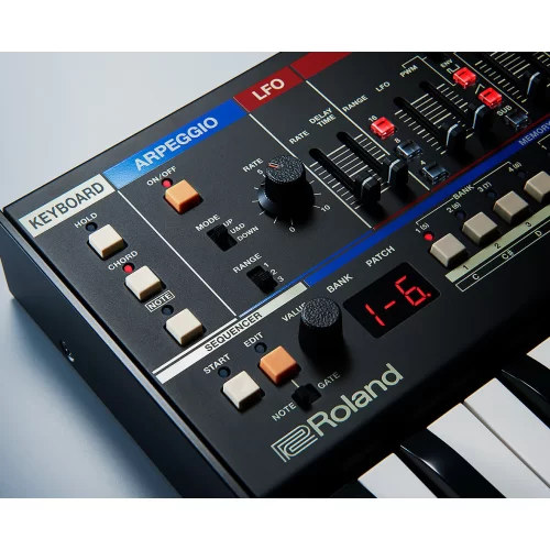 Roland JU-06A 4-голосный полифонический синтезатор