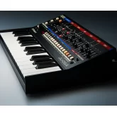 Roland JU-06A 4-голосный полифонический синтезатор