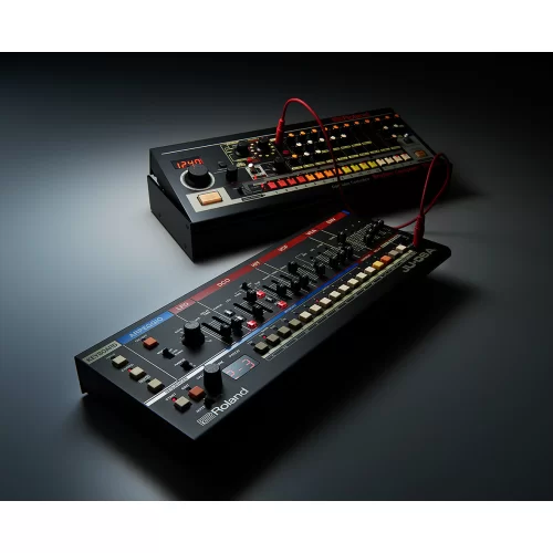 Roland JU-06A 4-голосный полифонический синтезатор