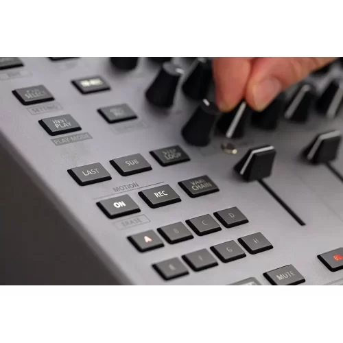 Roland TR-1000 Аналоговая драм-машина