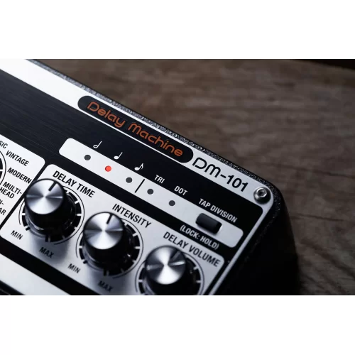 Boss DM-101 Гитарная педаль Delay Machine