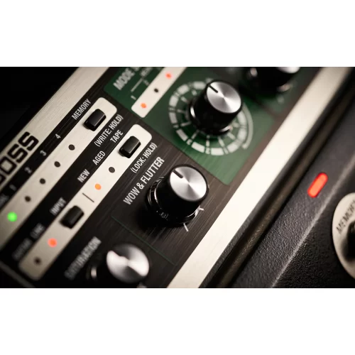 Boss RE-202 Гитарная педаль Space Echo